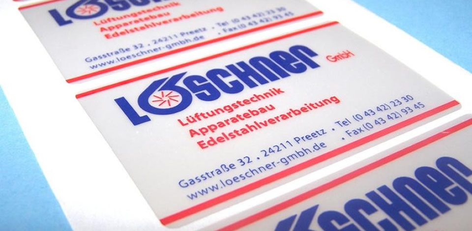Firmenaufkleber mit Logo und Kontaktinformationen