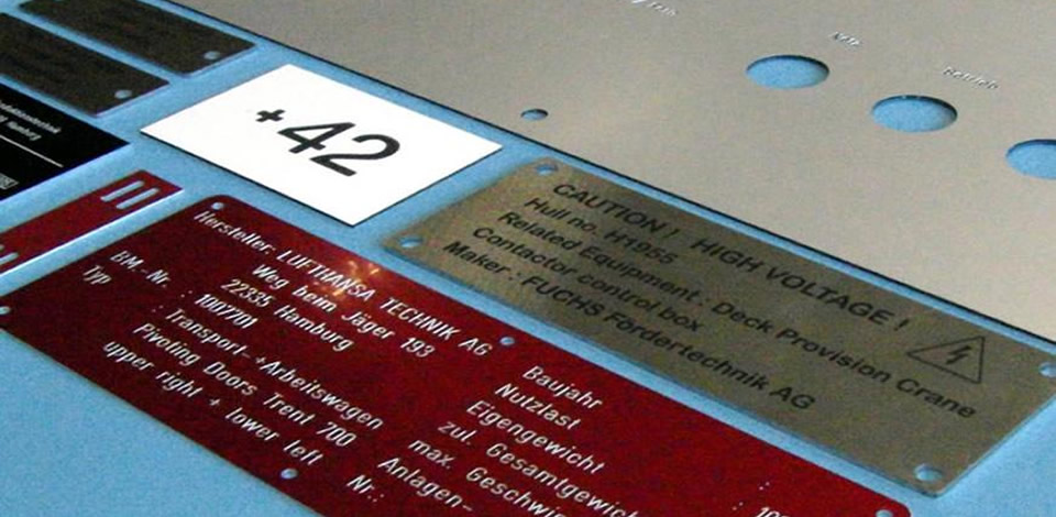Metallschilder in unterschiedlichen Formen und Farben