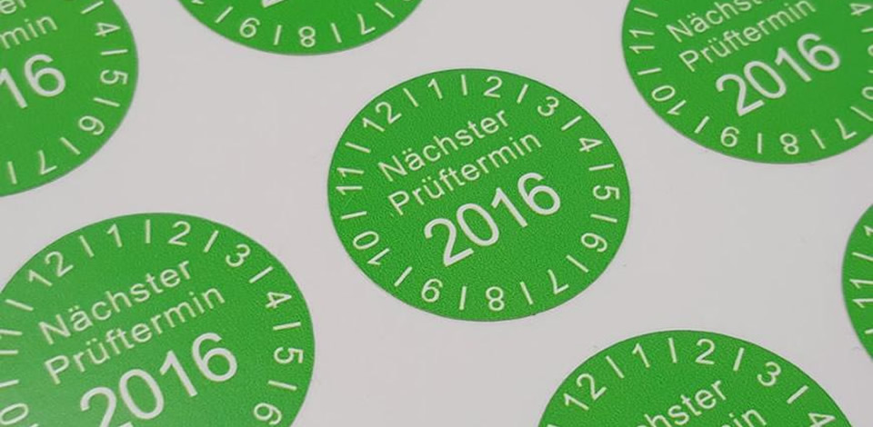 Ein Bogen mit Einjahres-Prüfplaketten