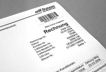Eine Rechnung mit Barcode Aufkleber zum Dokumentenmanagement
