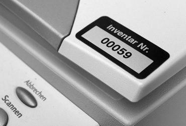 Inventarschilder mit Feldern zum Eintragen der Inventarnummer