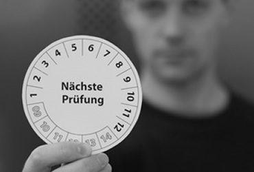 Eine Jahresprüfplakette zur einfachen Sichtprüfung fälliger Servicetermine