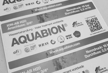 Aufkleber mit Firmenlogo, QR-Code und Informationen zur Firma